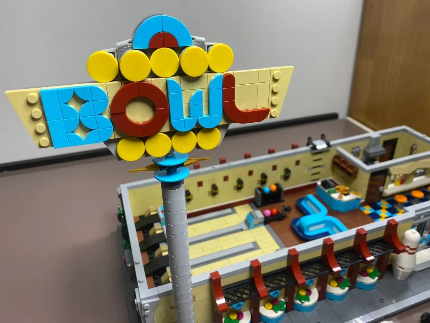 2795PCS MOC Retro Bowling Alle - đánh giá và giá Moc Modular Building Street View Bricks